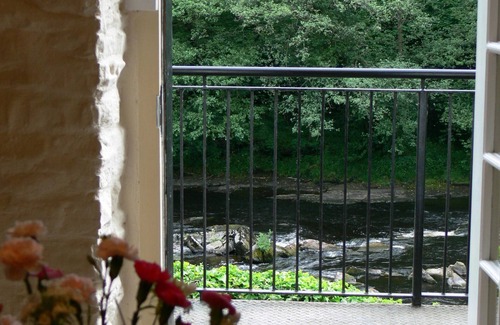 Barnard Castle Cottage | Un chalet privé Dales avec vue fabuleuse sur la cascade dans le charmant château de Barnard