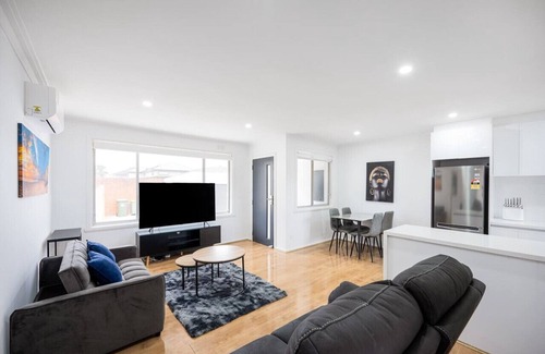 Bayswater Maison | A Private Hideaway with Large Backyard & 2 CarPark