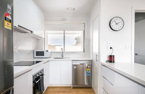 Bayswater Maison | A Private Hideaway with Large Backyard & 2 CarPark