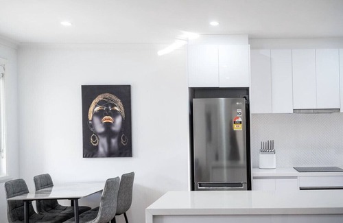 Bayswater Maison | A Private Hideaway with Large Backyard & 2 CarPark