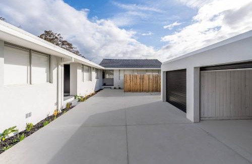 Bayswater Maison | A Private Hideaway with Large Backyard and CarParks