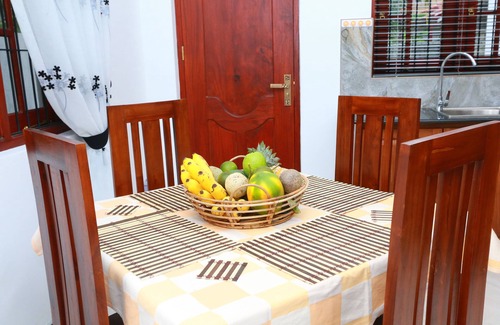 Daluwakotuwa Villa | une maison privée avec un jardin