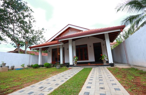 Daluwakotuwa Villa | une maison privée avec un jardin