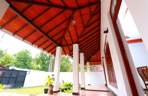 Daluwakotuwa Villa | une maison privée avec un jardin