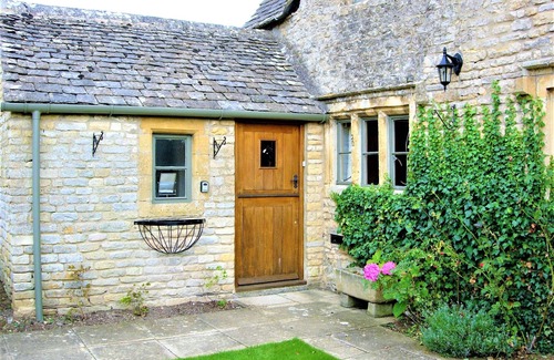 Lower Slaughter Cottage | Un pittoresque chalet en pierre détaché de 11e année dans le bas de l'abattoir avec parking.