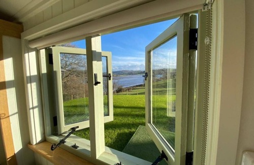 Henryd Maison | A quiet and cosy Shepherds Hut, with wood burning fire with scenic views