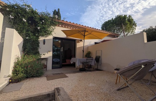 Teyran Appartement | A quiet room with a private courtyard