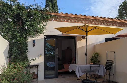 Teyran Appartement | A quiet room with a private courtyard