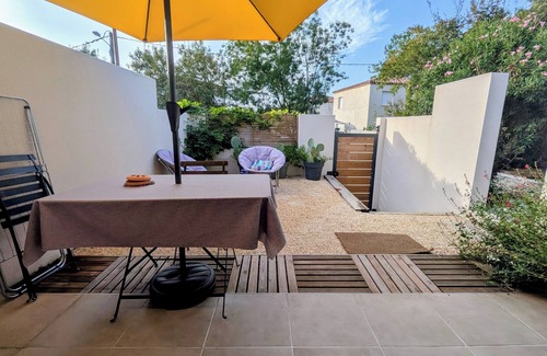Teyran Appartement | A quiet room with a private courtyard