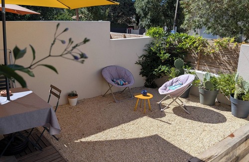 Teyran Appartement | A quiet room with a private courtyard