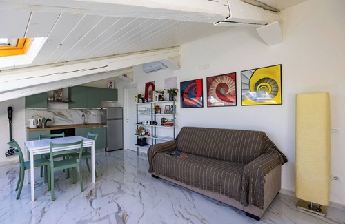 Naples City Centre Appartement | A Quiet Space - design sloping roof apartment near Central Station