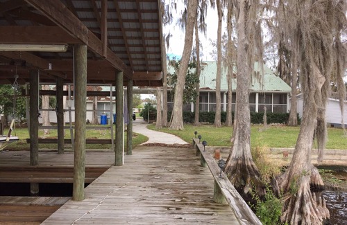 Ormonds Jungle Den Camp Sites Maison | Une ville tranquille avec un problème de pêche