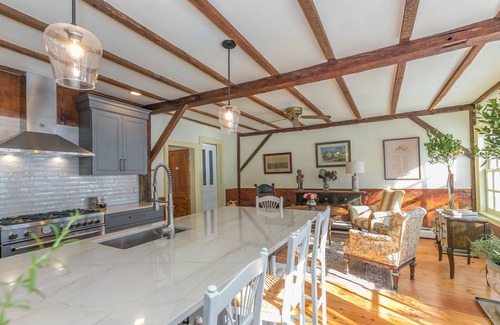Groton Maison | A Quintessential New England Historical Guesthouse