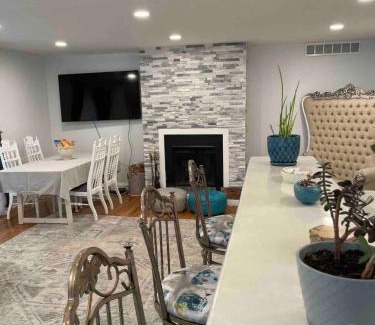 Washington Square West Appartement | A Regal Retreat- Exclusive Parking, Prime Location