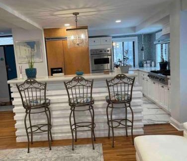 Washington Square West Appartement | A Regal Retreat- Exclusive Parking, Prime Location