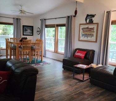 Beaver Maison | A Relaxing Getaway-A Backwoods Cabin SolDuc River