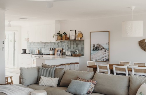 Caves Beach Maison | May-Aug Pay 2 Stay 3 Luxury family beach home with fire-pit and 1pm checkout