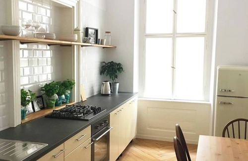 Mala Strana Copropriété | A renovated old-fashioned apartment full of light 5 min from the Charles Bridge.