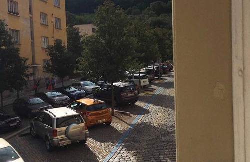 Mala Strana Copropriété | A renovated old-fashioned apartment full of light 5 min from the Charles Bridge.