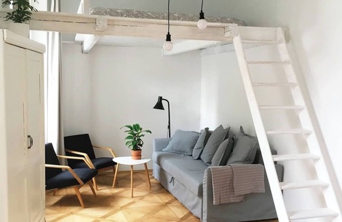 Mala Strana Copropriété | A renovated old-fashioned apartment full of light 5 min from the Charles Bridge.