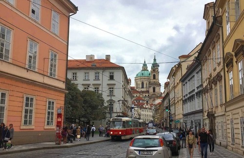 Mala Strana Copropriété | A renovated old-fashioned apartment full of light 5 min from the Charles Bridge.