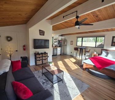 Douglas County Maison | A Restful Studio Near a Creek and Forest - Pet Friendly