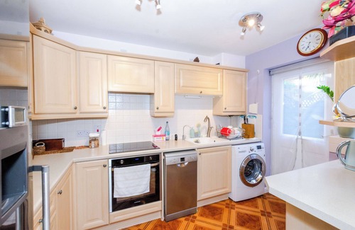 Thamesmead Maison | A Riverside Paradise in The City w Garden - A 2 Bed Home in London Sleeps 4!