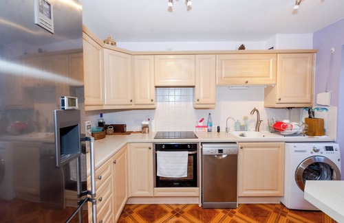 Thamesmead Maison | A Riverside Paradise in The City w Garden - A 2 Bed Home in London Sleeps 4!