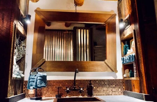 Pilar Maison | Une rivière privée, un spa d'eau minérale de luxe.