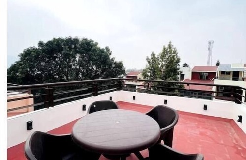 Rishikesh Appartement | A room facing the holy Ganges