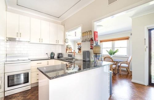 Roselands Maison | A rosy house in Roselands Family friendly, nearby to park and shopping centre.