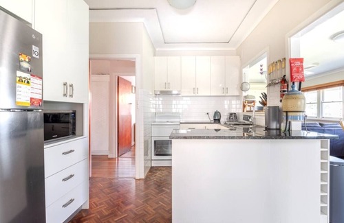 Roselands Maison | A rosy house in Roselands Family friendly, nearby to park and shopping centre.