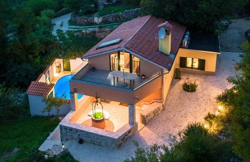 Ripenda Kosi Maison | A rustic stone house with pool and sea views.