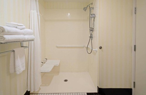 Bremerton Maison | A short 5-minute walk to the Seattle Ferry Terminal.