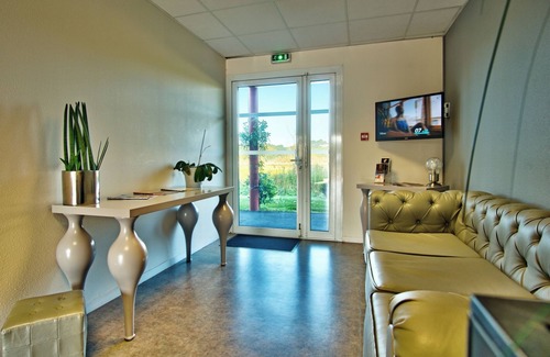 Mouguerre Hôtel | A short drive away from Jardin Botanique! Pets Are Welcome! FREE Parking!