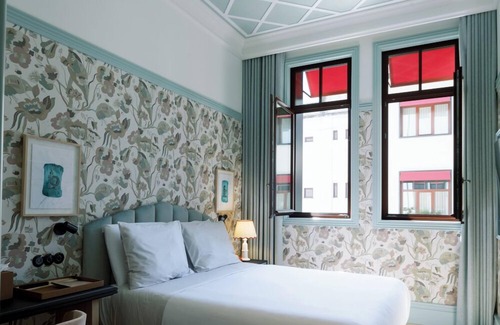 Centro / Baixa Hôtel | A short drive away from Ingleses Beach! Comfortable City View Unit! Pool Access!