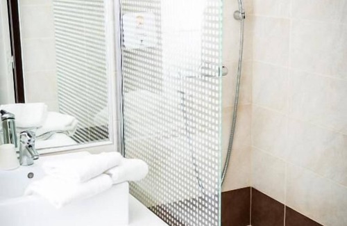 Gap Hôtel | A Short Drive to Céüse! FIDO-friendly Unit with Onsite Parking! Seasonal Pool!