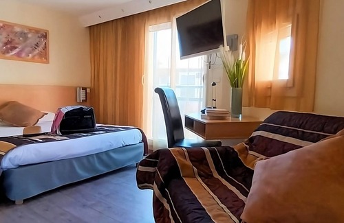 Gap Hôtel | A Short Drive to Céüse! FIDO-friendly Unit with Onsite Parking! Seasonal Pool!