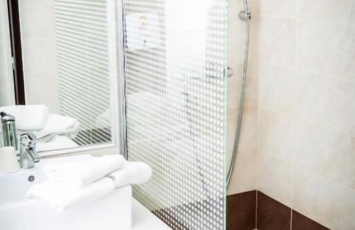 Gap Hôtel | A Short Drive to Céüse! FIDO-friendly Unit with Onsite Parking! Seasonal Pool!