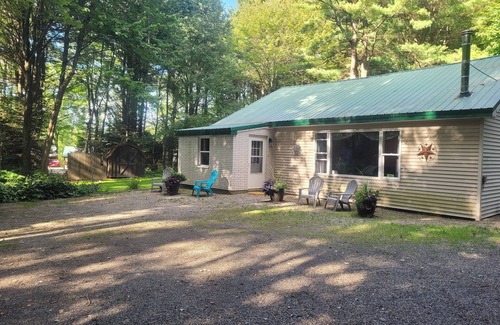 Arcade Cabine | A short walk to a private lake for swimming boating &fishing