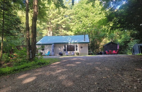Arcade Cabine | A short walk to a private lake for swimming boating &fishing