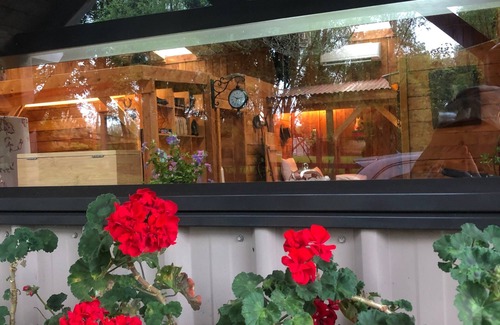 Te Horo Maison | Retraite de bois sur mesure en face de la ferme de lavande sur une route calme.