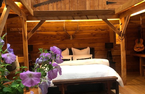 Te Horo Maison | Retraite de bois sur mesure en face de la ferme de lavande sur une route calme.