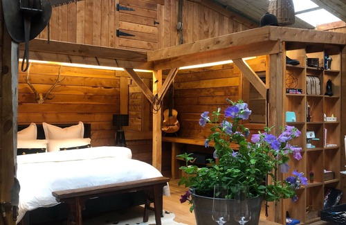Te Horo Maison | Retraite de bois sur mesure en face de la ferme de lavande sur une route calme.