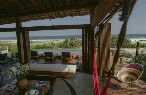 Puerto Escondido Maison | Une atmosphère sophistiquée sur une plage vierge.