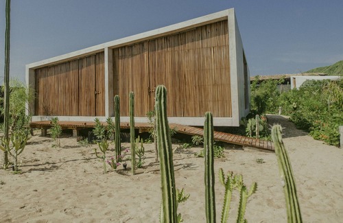 Puerto Escondido Maison | Une atmosphère sophistiquée sur une plage vierge.