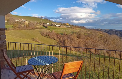 Castiglione Messer Raimondo Appartement | A spacious 2 bedroom apartment with stunning panoramic views at La Stradella