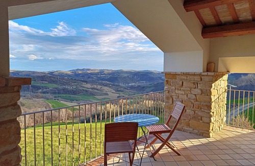Castiglione Messer Raimondo Appartement | A spacious 2 bedroom apartment with stunning panoramic views at La Stradella