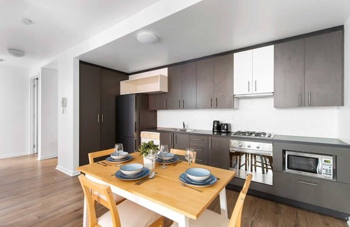 Collingwood Appartement | A Spacious 2BR Apt with a Courtyard & FREE Parking
