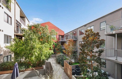 Collingwood Appartement | A Spacious 2BR Apt with a Courtyard & FREE Parking